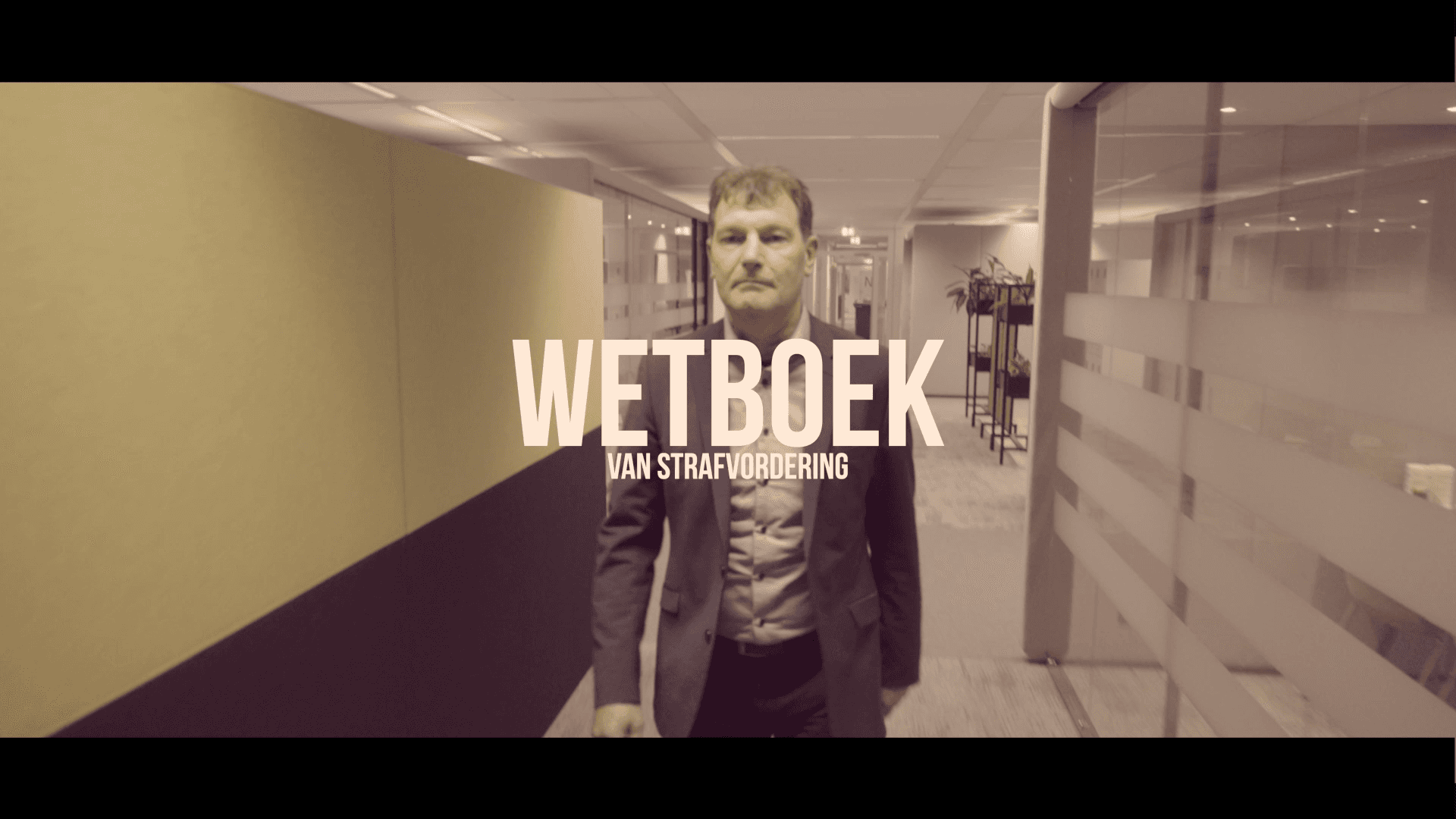 Titel in beeld met geïnterviewde: Wetboek van Strafvordering