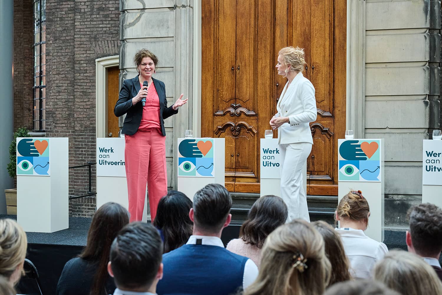 Twee vrouwen op het podium in de Glazen Zaal