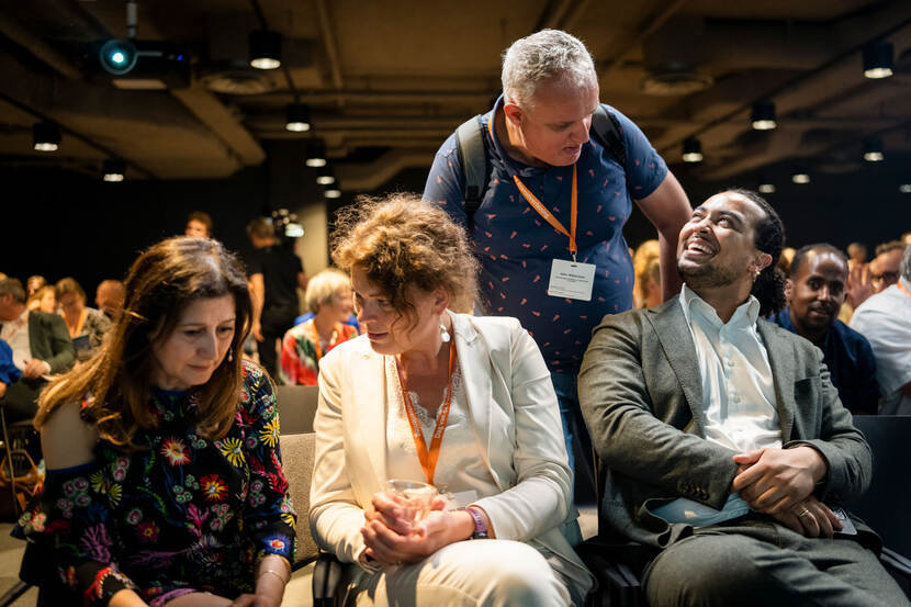 Christa Klijn en drie andere mensen op de dag van de Publieke Dienstverlening