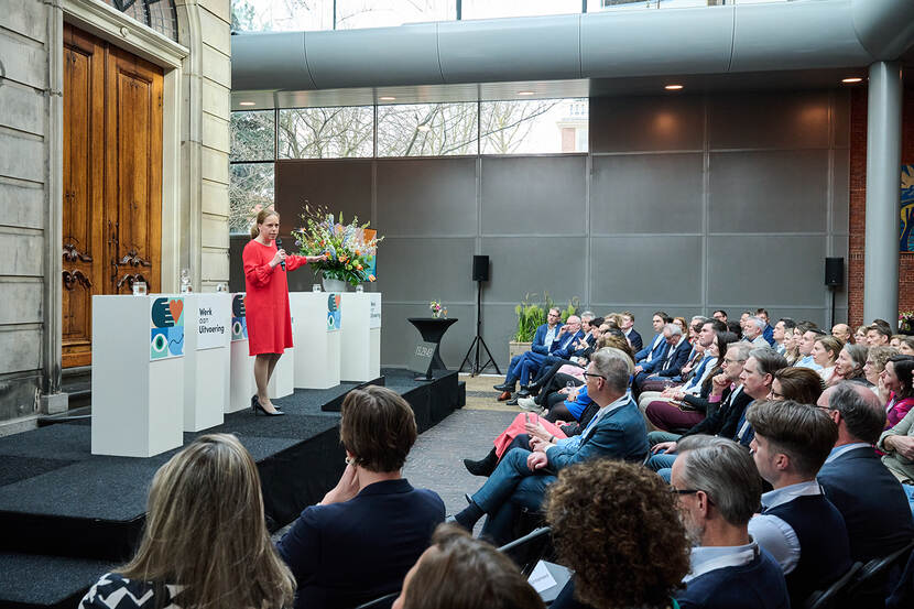 Carola Schouten op het podium van de Glazen Zaal