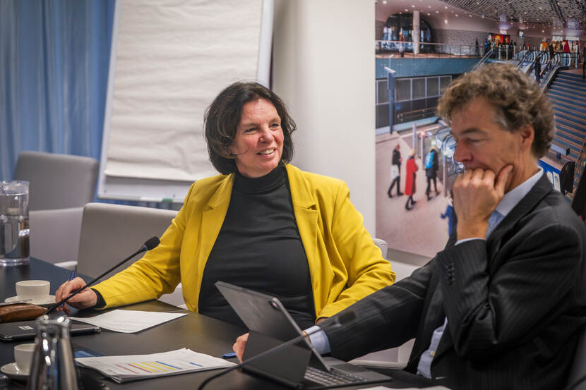 Vrouw en man aan tafel in gesprek